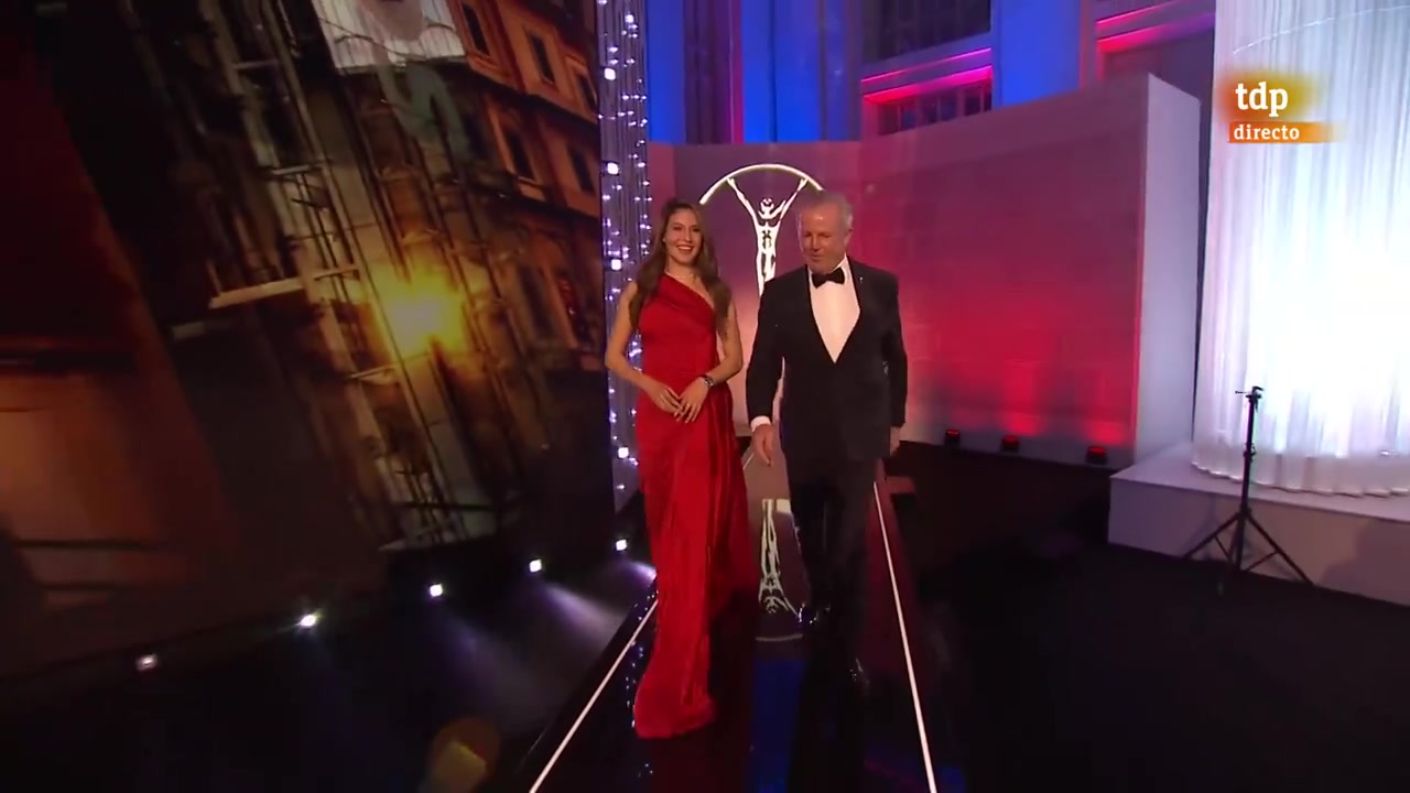 j9九游真人游戏第一平台劳伦斯颁奖典礼，谷爱凌在出场时不慎被裙摆绊倒