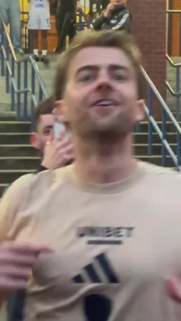 j9九游会官方登录痛骂死敌主帅！利兹联升超庆祝，班福德领喊口号：怀尔德是混蛋