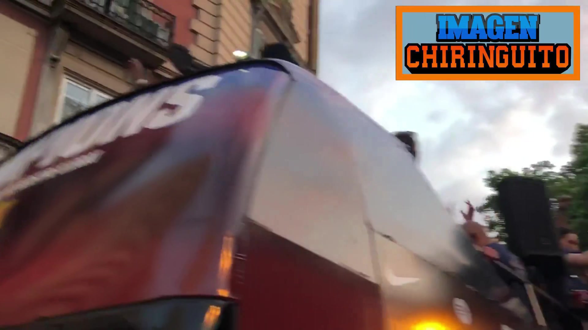 j9九游真人游戏第一平台这图的含金量🤩！亚马尔在大巴上，披着印有梅西为其洗礼的衣服