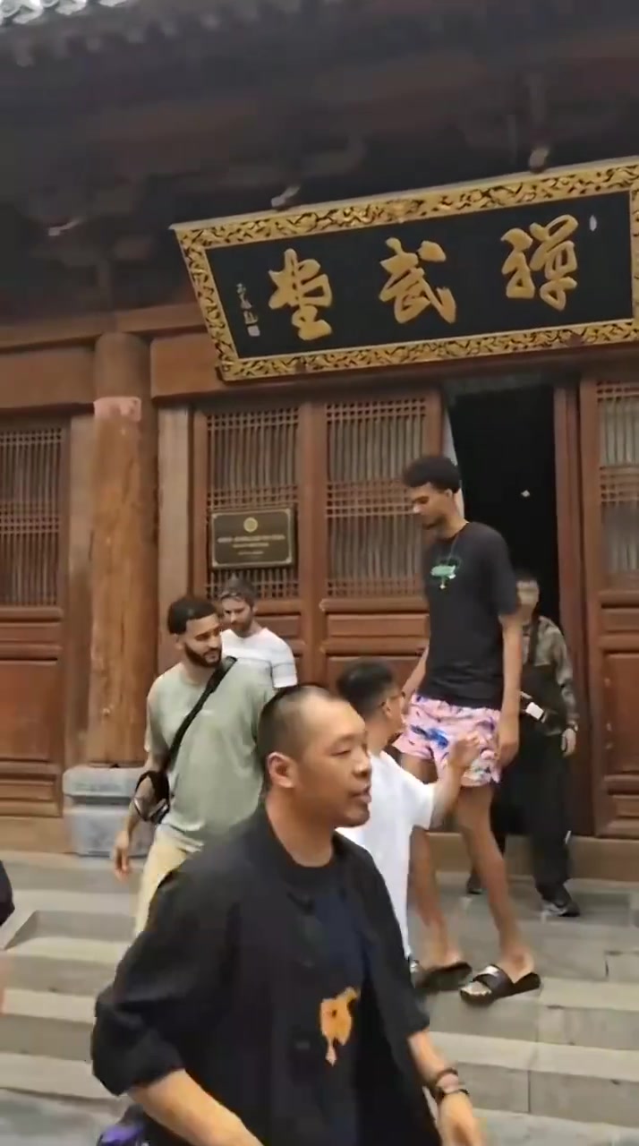 九游会·j9官方网站😂要出家吗？文班亚马参观少林寺&用斋饭 貌似还剃了光头